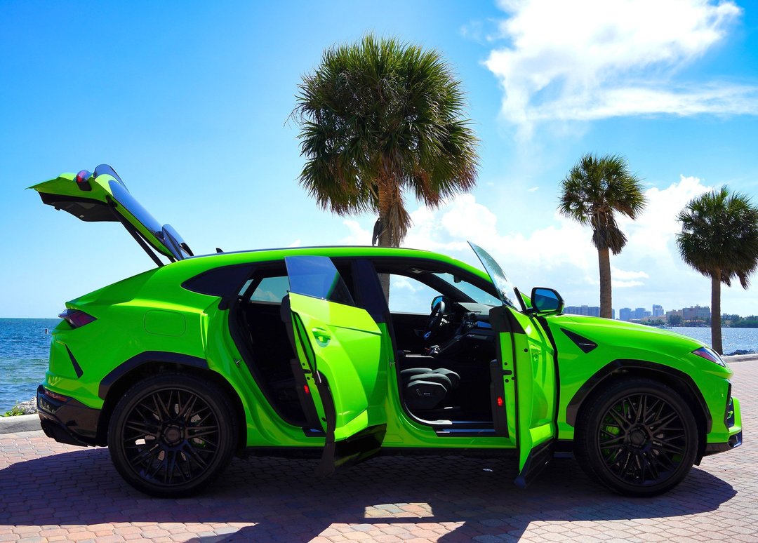 Lamborghini Urus Neon Green