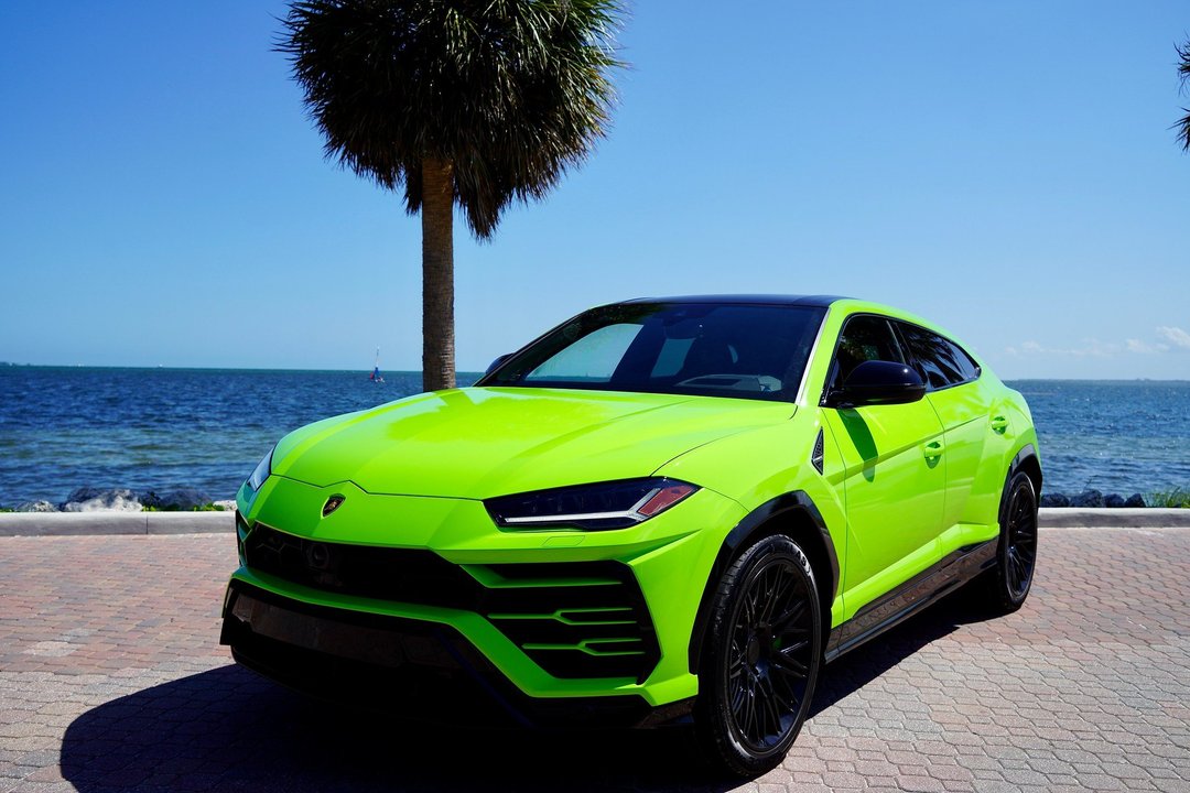 Lamborghini Urus Neon Green